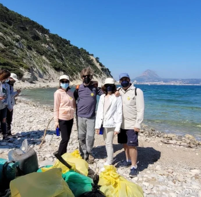 Decenas de personas limpian de plásticos la cala Sardinera de Xàbia