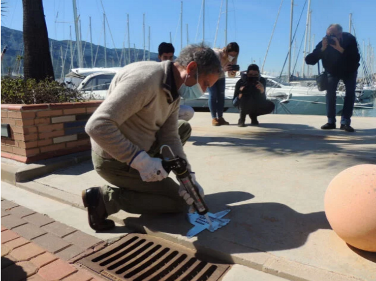 El escultor Toni Marí coloca la primera pieza en el Puerto Deportivo Marina de Dénia